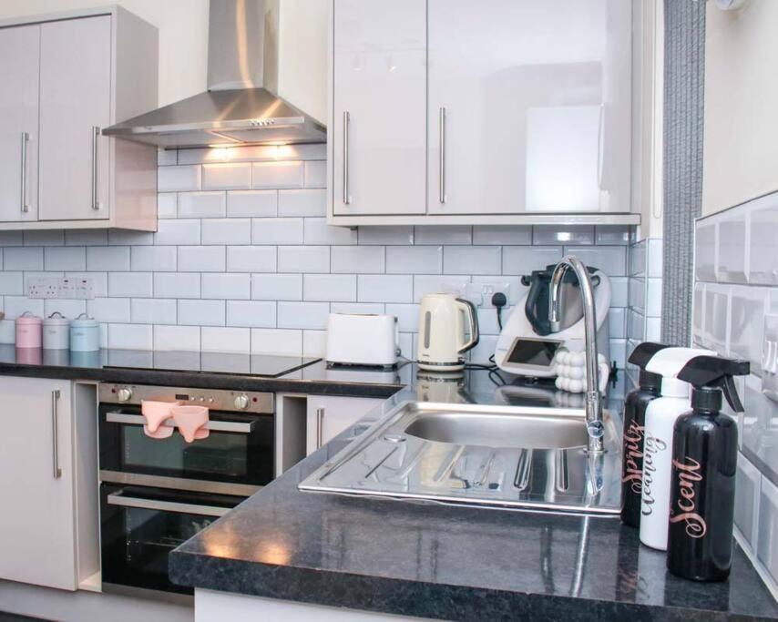 No25-Luxe Living Guest House- 2 Bed-Wifi-Free Parking-City- Beach 斯旺西 外观 照片